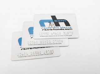 Drei gestaffelte Scheckkarten mit aufgeprägter Kartennummer und dem Logo rasse-hunde.com